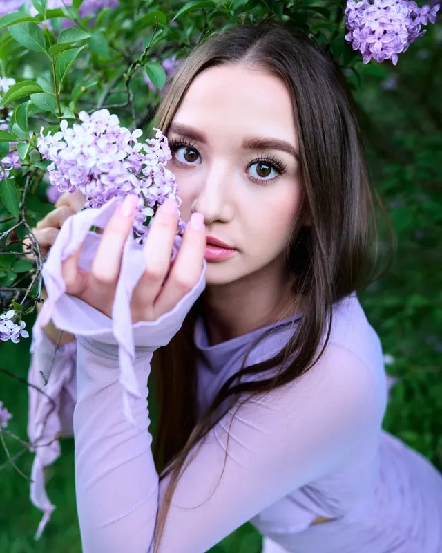 Portret Alicji wśród kwitnących bzów, sesja portretowa Wrocław