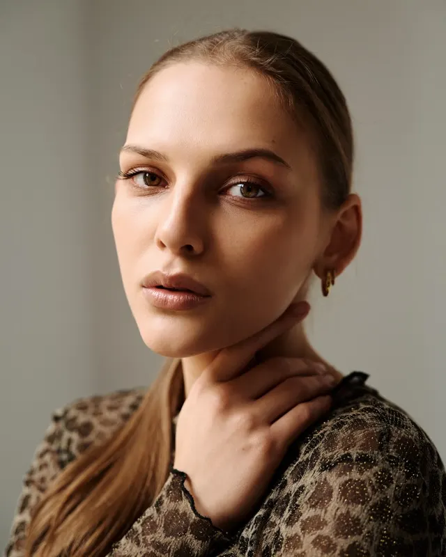 Zbliżenie twarzy Ani z dłonią przy szyi, naturalny makijaż, sesja portretowa Wrocław