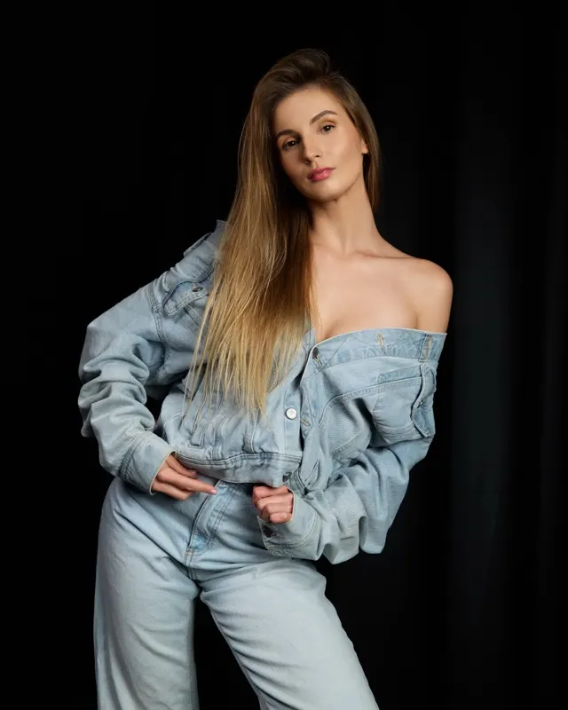 Dominika w jeansowym total looku pozująca na czarnym tle, sesja portretowa Warszawa