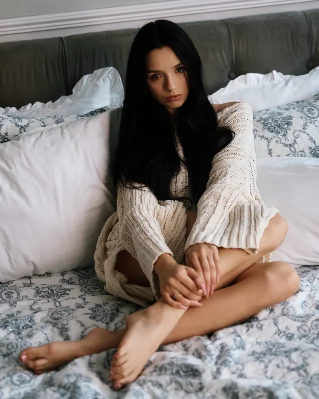 Nikola w swetrze siedząca na łóżku, kameralna sesja portretowa Wrocław