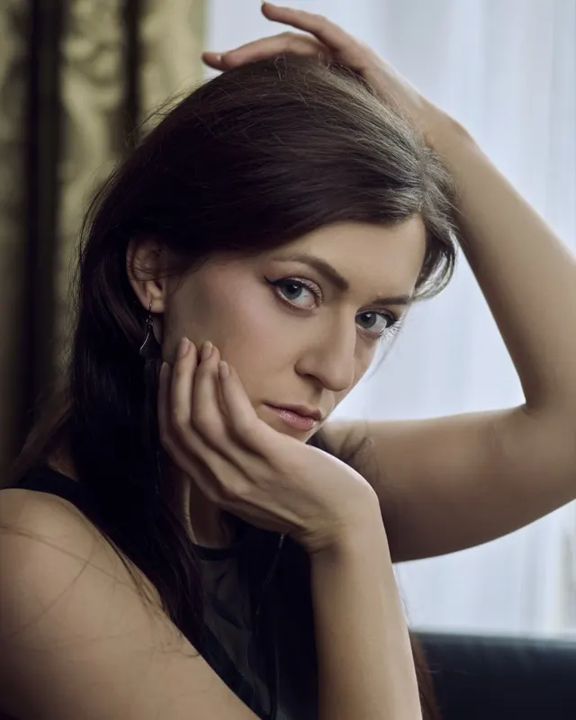 Zbliżenie twarzy Pauliny z dłonią przy policzku, emocjonalna sesja portretowa Wrocław