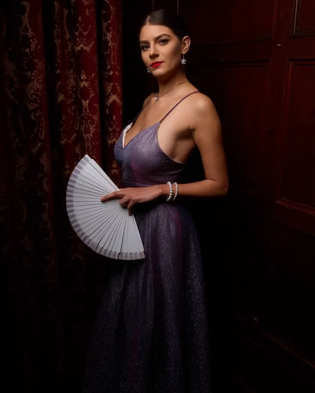 Kasia w fioletowej brokatowej sukni z wachlarzem, elegancka sesja we Wrocławiu