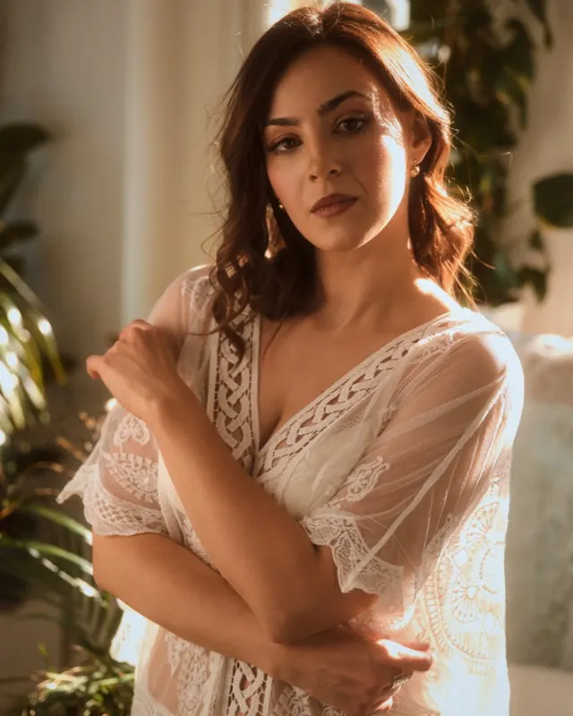 Magda w białej koronkowej narzutce w ciepłym świetle wśród roślin, sesja kobieca Wrocław