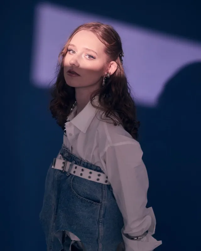 Julia w białej koszuli i jeansowym ogrodniczkach, sesja modowa we Wrocławiu