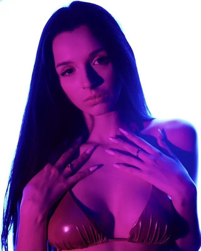 Nikola w neonowym fioletowo-niebieskim świetle, klimatyczna sesja modowa we Wrocławiu